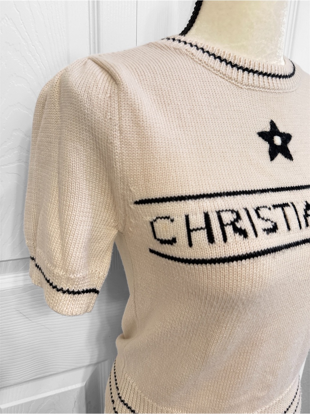 Dior Short-Sleeved Sweater
Ecru Wool and Cashmere Knit - Picture 4 of 10